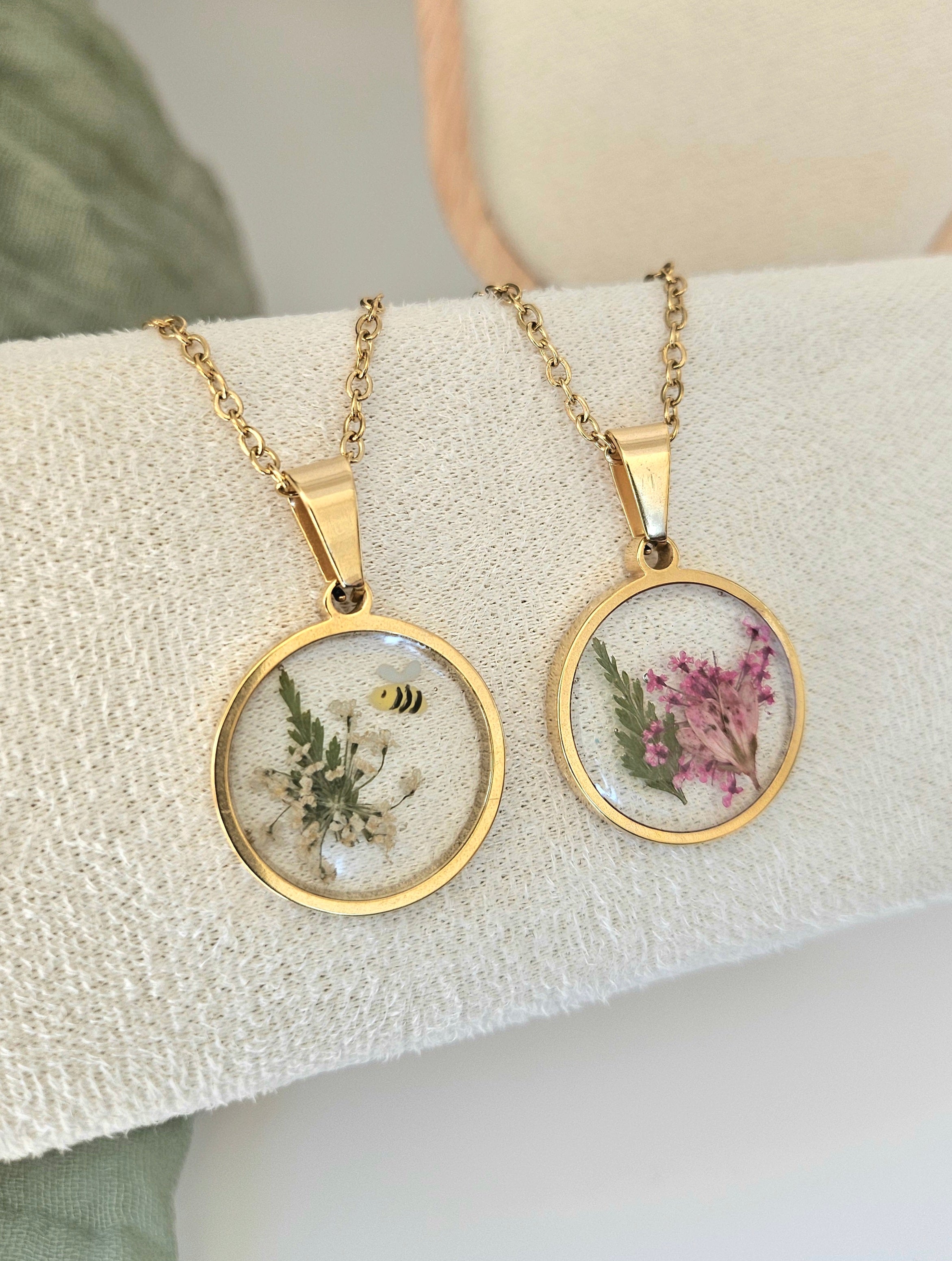 Queen Anne’s Lace and Bee Gold Necklace