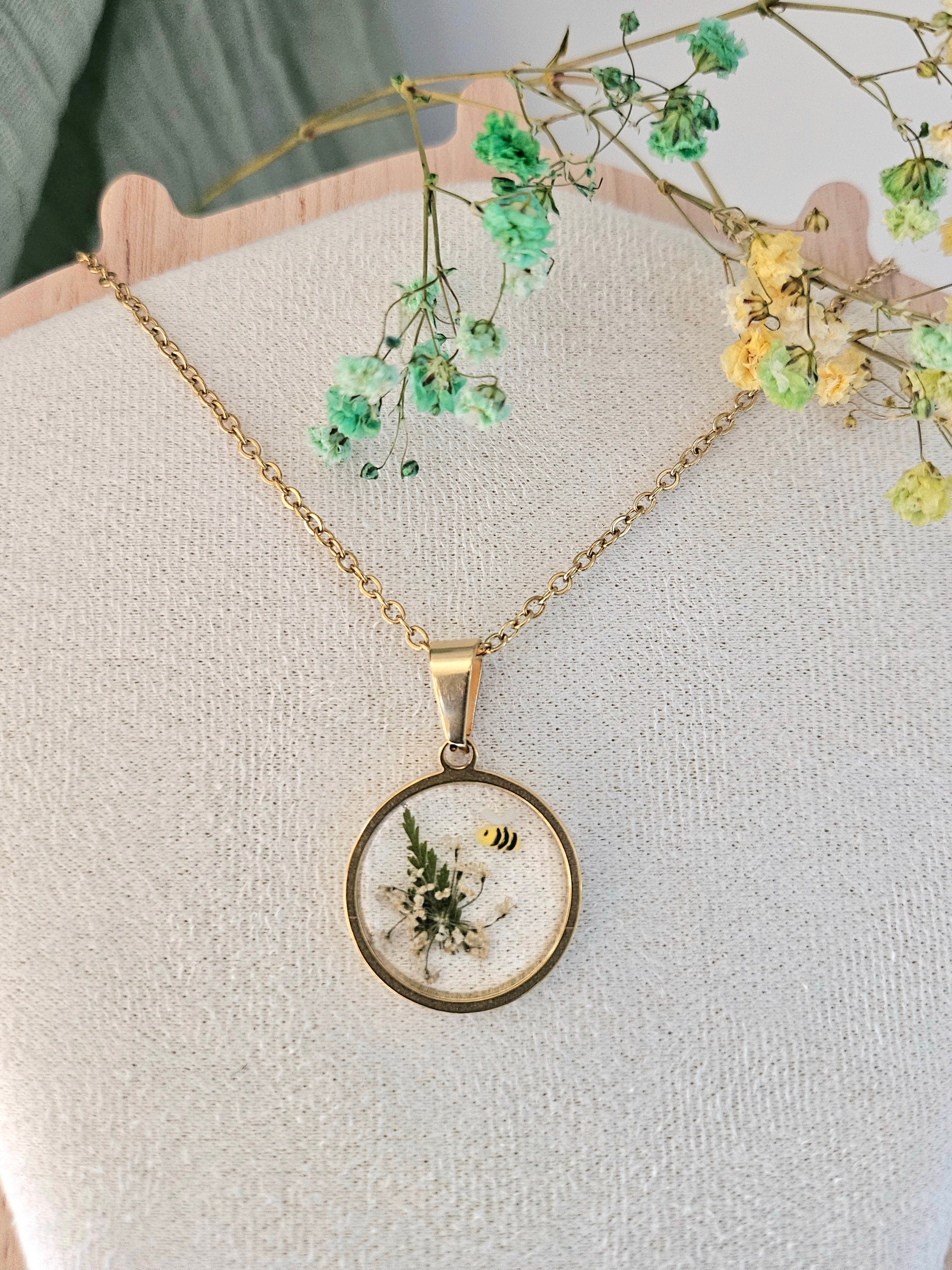 Queen Anne’s Lace and Bee Gold Necklace