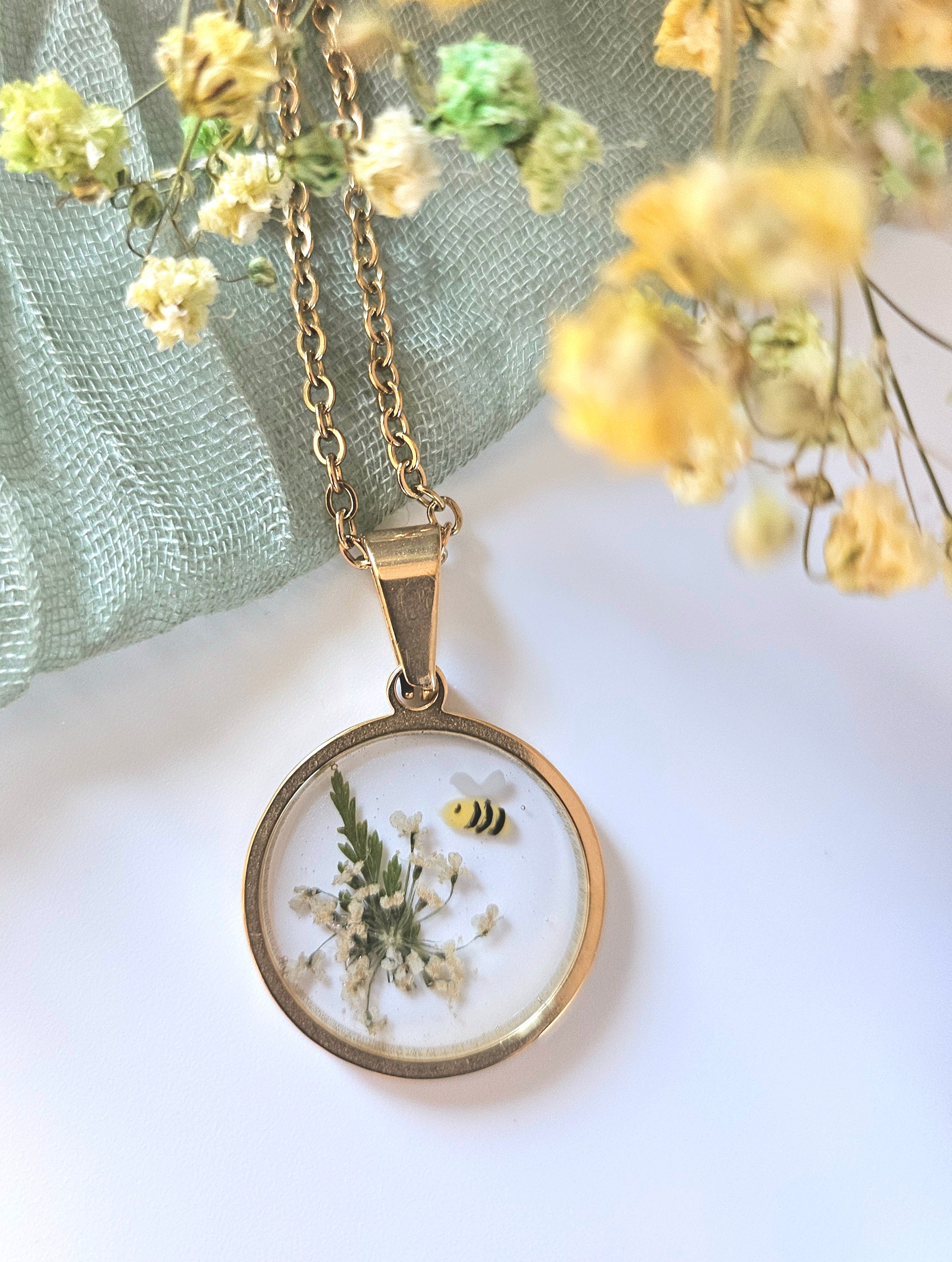 Queen Anne’s Lace and Bee Gold Necklace